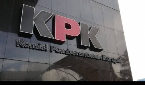 Logo KPK yang terpampang di Gedung Merah Putih, Jalan Kuningan Persada, Jakarta Selatan, menjadi simbol komitmen Komisi Pemberantasan Korupsi dalam memberantas korupsi. Terbaru, KPK melakukan operasi di lingkungan Pemerintah Provinsi Kalimantan Selatan (Kalsel).