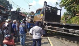 Kecelakaan beruntun yang melibatkan beberapa kendaraan terjadi di Panyalaian, Tanah Datar, Sumatera Barat