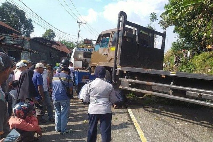 Kecelakaan beruntun yang melibatkan beberapa kendaraan terjadi di Panyalaian, Tanah Datar, Sumatera Barat