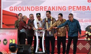 Menteri Koordinator Bidang Kemaritiman dan Investasi, Luhut Binsar Pandjaitan didampingi Menteri Perhubungan, Budi Karya Sumadi yang meresmikan Bandara Dhoho di Kabupaten Kediri, Jawa Timur, BP/SC.