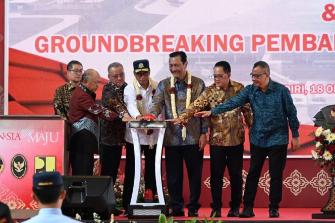 Menteri Koordinator Bidang Kemaritiman dan Investasi, Luhut Binsar Pandjaitan didampingi Menteri Perhubungan, Budi Karya Sumadi yang meresmikan Bandara Dhoho di Kabupaten Kediri, Jawa Timur, BP/SC.
