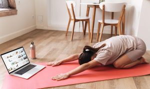 Ilustrasi, mengikuti kelas online yoga menjadi salah satu aktivitas sederhana yang dapat dilakukan di rumah guna menjaga kesehatan fisik, BP/SP.