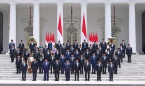 Presiden Prabowo Subianto dan Wakil Presiden Gibran Rakabuming Raka berpose bersama para menteri dan pejabat setara menteri Kabinet Merah Putih di Istana Negara, Jakarta, pada Senin (21/10/2024), BP/EB.