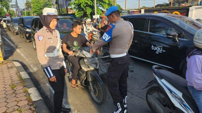 Personel Ditlantas Polda Sumut menggelar pelaksanaan Operasi Zebra Toba 2024 untuk mengurangi tingkat fatal kecelakaan, BP/TRBN.