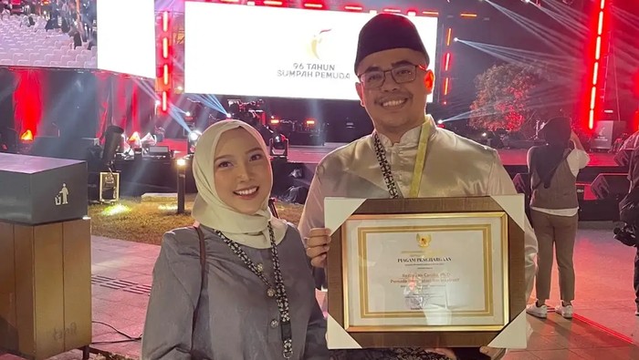 Rezzy Eko Caraka Terima Penghargaan Pemuda Berprestasi dari Kemenpora