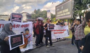 Aksi protes tak terduga berlangsung di depan Markas Polda Sumatera Utara