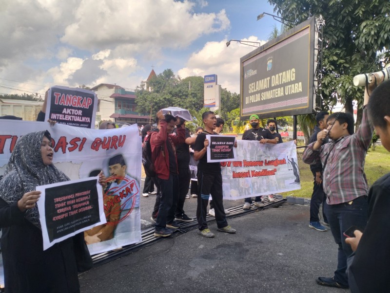 Aksi protes tak terduga berlangsung di depan Markas Polda Sumatera Utara