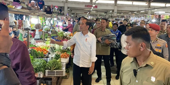 Jokowi saat berkunjung ke Pasar Sadgam Adji Dilayas Berau, Kalimantan Timur Pada (26/9), BP/MC