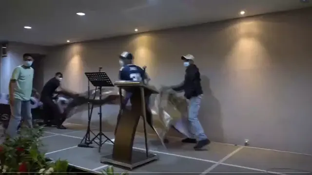 Diskusi Forum Tanah Air dengan tema "Silaturahmi Kebangsaan Diaspora bersama Tokoh dan Aktivis Nasional" dibubarkan secara paksa oleh sekelompok orang tak dikenal. Acara tersebut digelar di Hotel Grand Kemang.