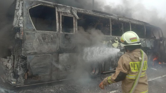bus pariwisata yang mengangkut 58 anak Taman Kanak-Kanak (TK) terbakar di Kilometer 03 Tol Wiyoto Wiyono