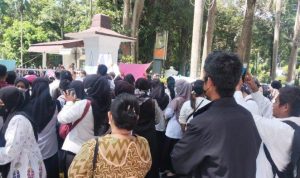 Sejumlah guru honorer di Kabupaten Deli Serdang mengajukan aspirasi mereka terkait status dan kesejahteraan pada pemerintah setempat
