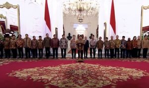 Presiden Prabowo Subianto mengumumkan nama-nama menteri yang bergabung dalam pemerintahannya, di Istana Kepresidenan Jakarta, Minggu (20/10) malam, BP/CNN.