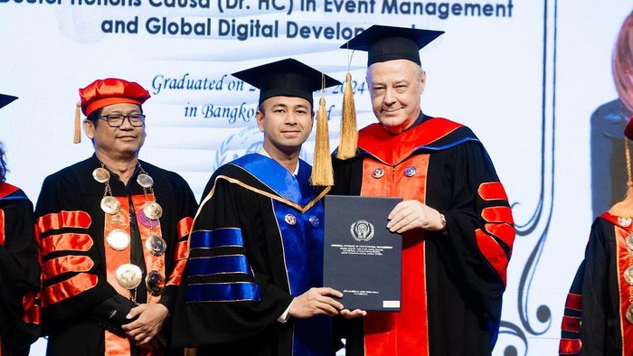 Nama Raffi Ahmad kembali menjadi sorotan setelah suami Nagita Slavina itu membagikan kabar tentang gelar Doktor Kehormatan yang ia terima dari Universitas Internasional UIPM di Thailand.