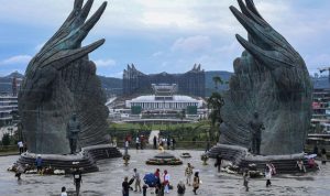 Warga berjalan dan berfoto di Taman Kusuma Bangsa, Ibu Kota Nusantara (IKN), Penajam Paser Utara, Kalimantan Timur, BP/DTK.