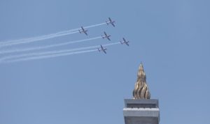 Atraksi pesawat tempur dilangit monas pada kegiatan HUT TNI ke -79, 05 Oktober 2024