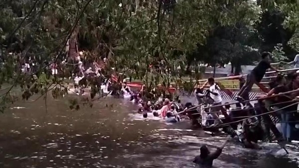 Jembatan Penyeberangan di Taman Cadika Medan Ambruk