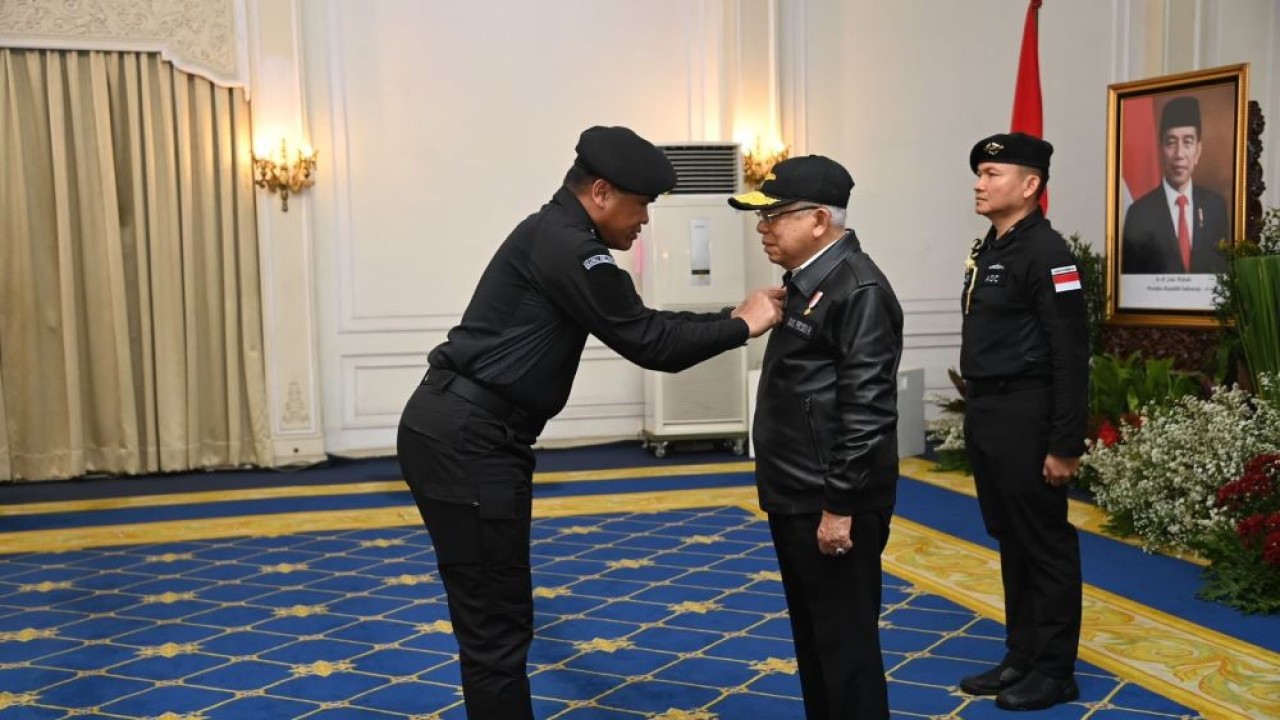Wapres Ma’ruf Amin menerima penyematan Brevet Kehormatan Hiu Kencana oleh TNI AL pada upacara di Istana Wakil Presiden, Selasa (15/10/2024), BP/NT