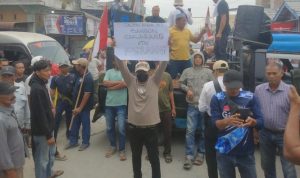 Ratusan Warga Air Joman Blokir Jalan Kisaran-Tanjungbalai