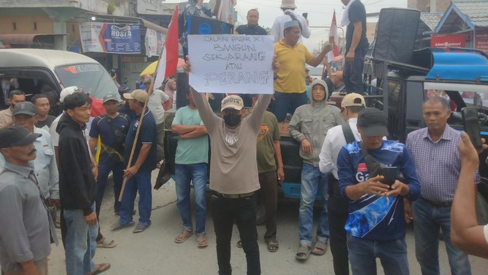 Ratusan Warga Air Joman Blokir Jalan Kisaran-Tanjungbalai