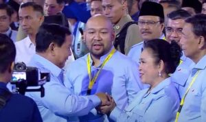 Momen Hangat Prabowo Subianto Bersalaman dengan Putranya dan Titiek Soeharto
