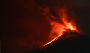 Gunung Lewotobi Laki-Laki di Kabupaten Flores Timur, Nusa Tenggara Timur, mengalami erupsi hebat