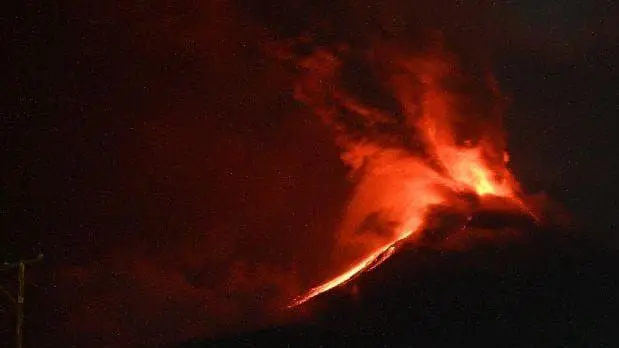Gunung Lewotobi Laki-Laki di Kabupaten Flores Timur, Nusa Tenggara Timur, mengalami erupsi hebat