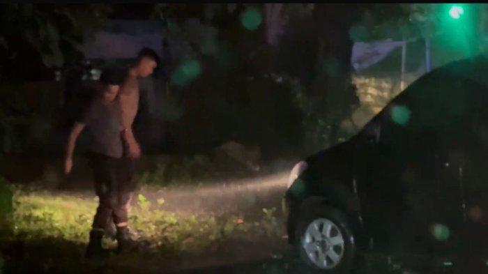 Tim Patroli Presisi Sat Samapta Polrestabes Medan menunjukkan keberanian luar biasa saat melakukan penyelamatan terhadap seorang pengemudi yang terjebak di parit