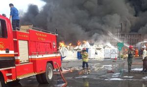 Kebakaran hebat melanda PT Priscolin di Jalan Pondok Ungu, Kelurahan Pejuang, Kecamatan Medan Satria, Kota Bekasi, pada Jumat pagi, 1 November 2024, BP/KMPS.