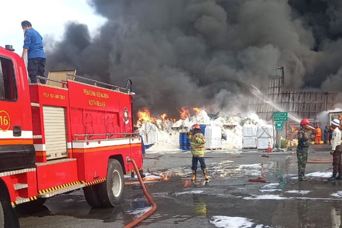 Kebakaran hebat melanda PT Priscolin di Jalan Pondok Ungu, Kelurahan Pejuang, Kecamatan Medan Satria, Kota Bekasi, pada Jumat pagi, 1 November 2024, BP/KMPS.