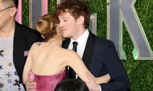 Ariana Grande dan Ethan Slater Pamer Kemesraan di Premiere Film Wicked