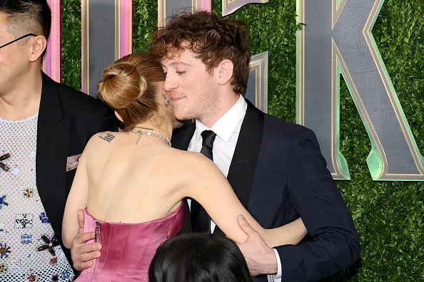 Ariana Grande dan Ethan Slater Pamer Kemesraan di Premiere Film Wicked