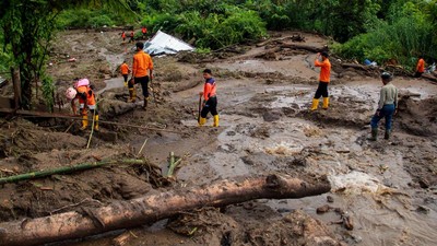Basarnas Medan Cari Korban Hilang Akibat Longsor di Medan-Berastagi