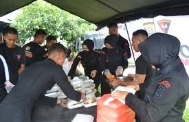 Brimob Polda Sumut Dirikan Dapur Lapangan untuk Korban Banjir