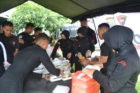 Brimob Polda Sumut Dirikan Dapur Lapangan untuk Korban Banjir