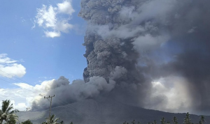 Gunung Lewotobi Meletus, Bandara Lombok Ditutup, Semua Penerbangan Terhenti (TVonenews.com)