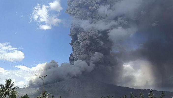 Gunung Lewotobi Meletus, Bandara Lombok Ditutup, Semua Penerbangan Terhenti (TVonenews.com)