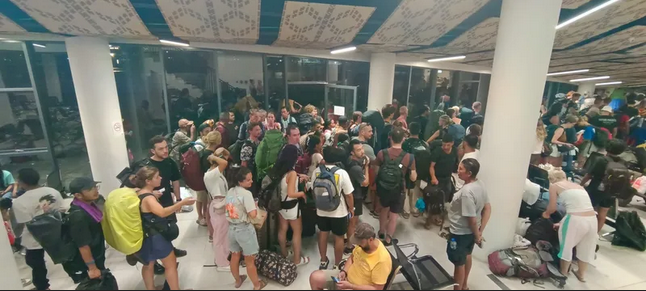 Wisatawan Labuan Bajo Bingung dan Keluar Biaya Tambahan Akibat Bandara Tutup (Kompas.com)
