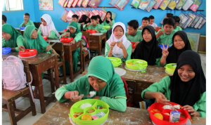 Dampak Program Makan Bergizi Gratis Pengurangan Anggaran Pendidikan dan Kesempatan Kerja (Liputan6.com)