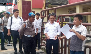 Masyarakat ketika melakukan aksi demontrasi di Markas Polda Sumut atas dugaan maraknya narkoba di Diskotik Krypton dan diterima oleh AKBP Hendri Sibarani.(harianbatakpos.com)