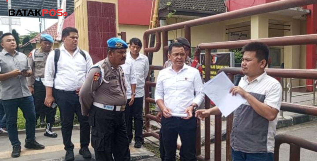 Masyarakat ketika melakukan aksi demontrasi di Markas Polda Sumut atas dugaan maraknya narkoba di Diskotik Krypton dan diterima oleh AKBP Hendri Sibarani.(harianbatakpos.com)