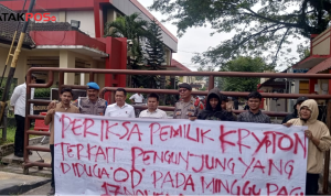 Masyarakat ketika melakukan aksi demontrasi di Markas Polda Sumut atas informasinya pengunjung di Diskotik Krypton OD dan Tewas.(harianbatakpos.com)