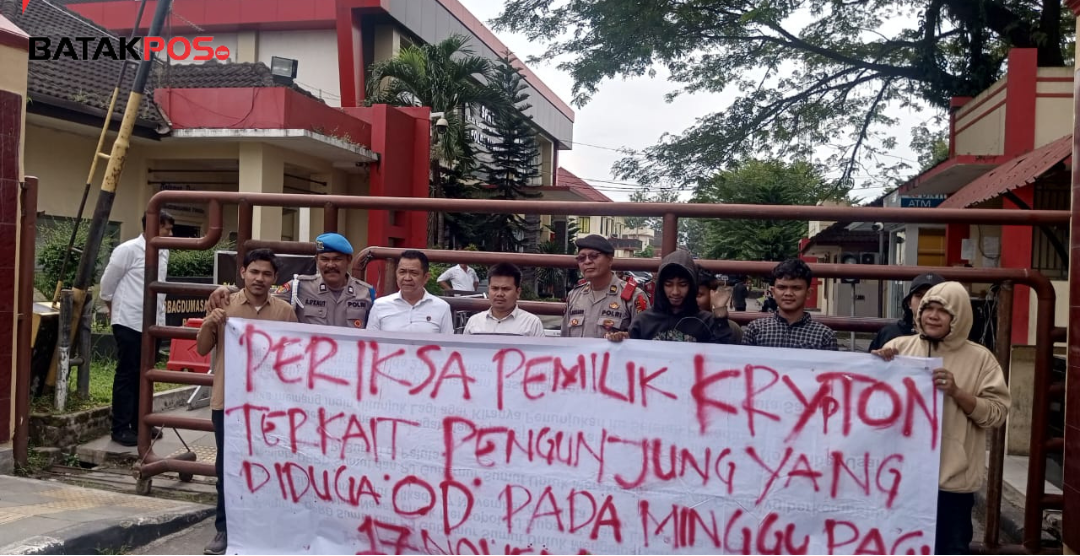 Masyarakat ketika melakukan aksi demontrasi di Markas Polda Sumut atas informasinya pengunjung di Diskotik Krypton OD dan Tewas.(harianbatakpos.com)