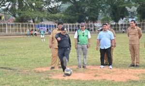 Pj Wali Kota Padangsidimpuan Timur Tumanggor didampingi Plt Ketua Askot PSSI Padangsidimpuan melakukan tendangan perdana tanda dimulainya turnamen sepakbola Suratin Cup di Stadion HM Nurdin, Senin (4/11-24). Foto : BP/Ist