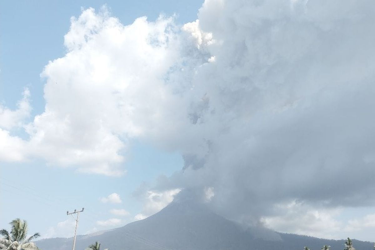 Gunung Lewotobi Laki-laki Meletus lagi, Kolom Abu Teramati Setinggi 2.500 Meter