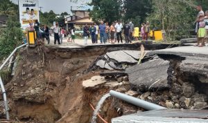 Hujan Lebat Putuskan Jalan Besar Mandoge, Distribusi Air Bersih Terganggu