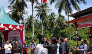 Komisioner Bawaslu Sumut saat Launching Kampung Pengawasan Partisipatif dengan melepas balon di Desa Pudun Jae, Jum'at (1/11-24). Foto : BP/Ist