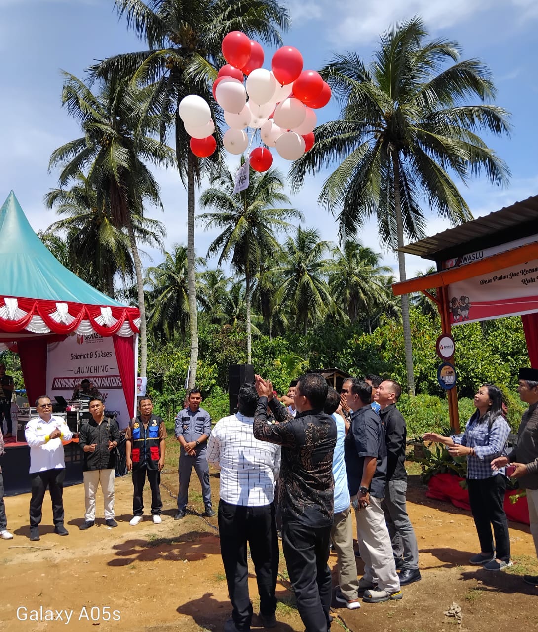 Komisioner Bawaslu Sumut saat Launching Kampung Pengawasan Partisipatif dengan melepas balon di Desa Pudun Jae, Jum'at (1/11-24). Foto : BP/Ist