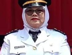 Plt Wali Kota Medan Aulia Rachman saat memimpin Upacara Hari Pahlawan 2024 di Balai Kota Medan, Minggu (10/11/2024). BP/erwan