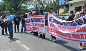 Puluhan wartawan saat 'Gedor' Kantor Kejari Padangsidimpuan, Kamis (14/11-24). Foto : BP/Ist