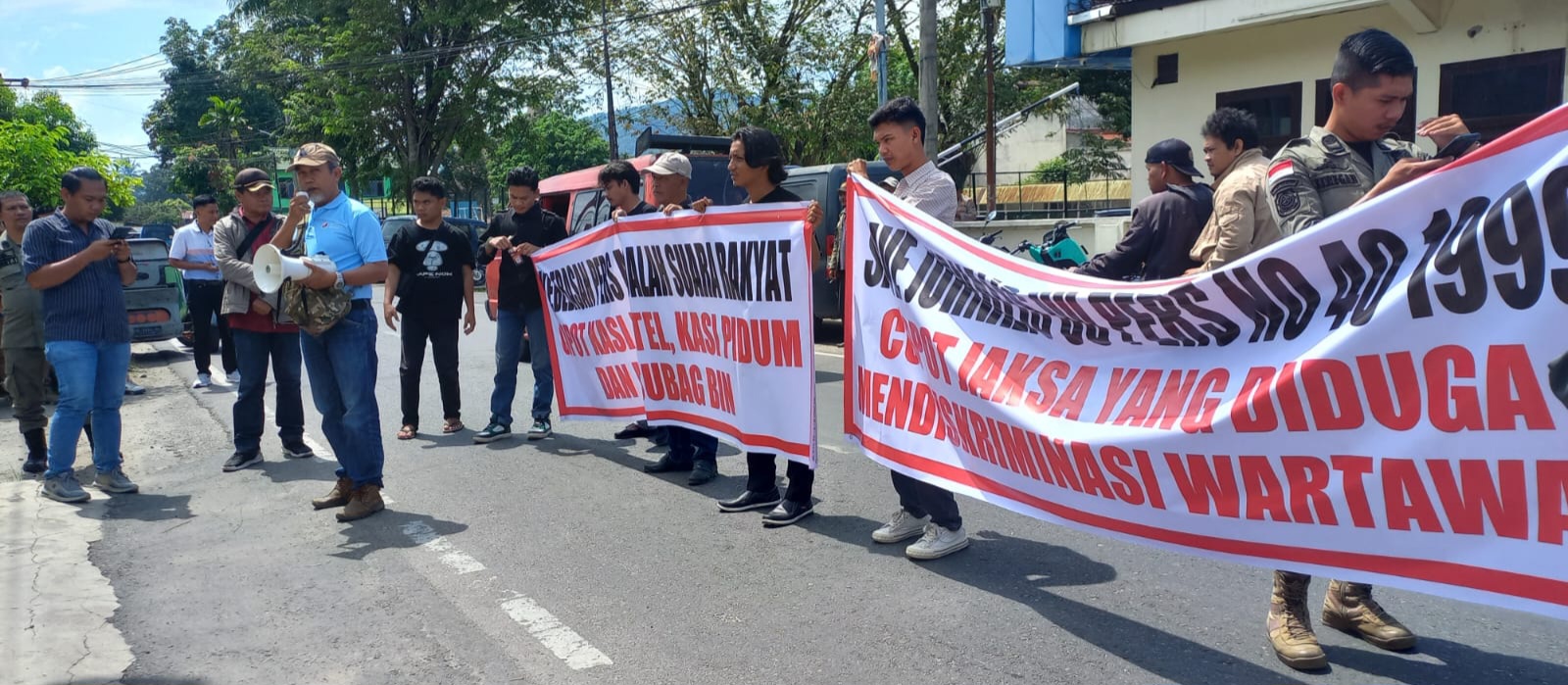 Puluhan wartawan saat 'Gedor' Kantor Kejari Padangsidimpuan, Kamis (14/11-24). Foto : BP/Ist